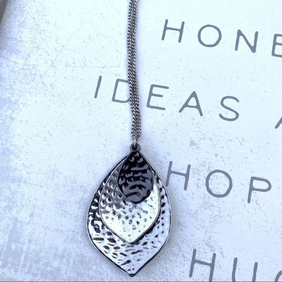 GUESS silver hammered pendant necklace leaf layered long lariat wrap around NEW - Picture 6 of 7